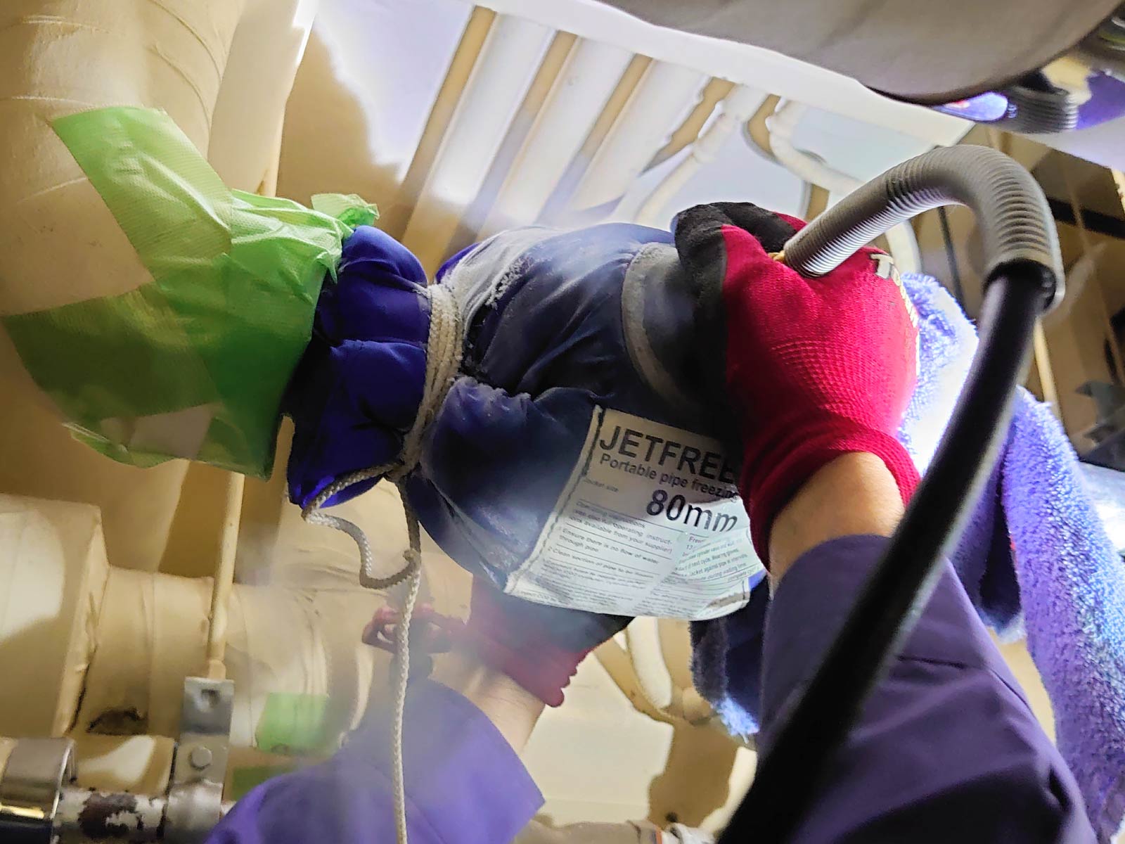 液化炭酸ガス配管凍結工法の現場写真