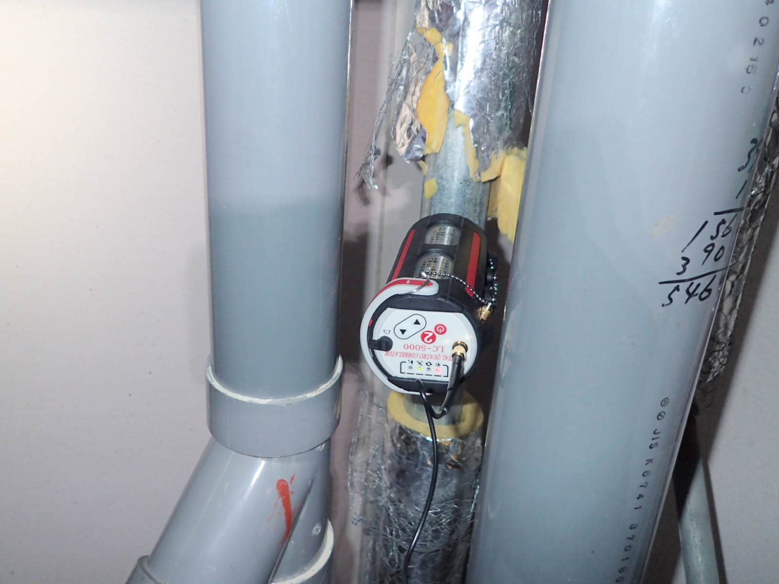 相関式漏水探知機による漏水探査の現場写真